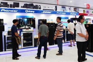 Số lượng người đến xem và mua dàn karaoke, dàn âm thanh gia đình tại các cửa hàng, siêu thị điện máy tại TP HCM tăng dịp cận Tết.