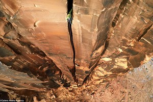 Những pha “đùa với tử thần” liều lĩnh nhất của phượt thủ trong năm 2016