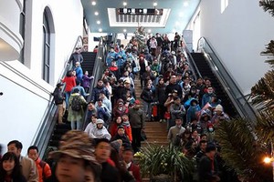 Mưa gió, hàng nghìn du khách vẫn leo Fansipan ngày đầu năm