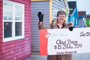 à Olga Beno và giải thưởng 5,3 triệu CAD. Ảnh: Atlantic Lottery
