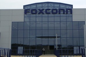 Công ty gia công iPhone lần đầu tiên bị giảm doanh thu