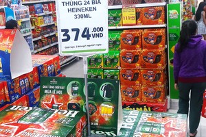 Khách mua ồ ạt khiến siêu thị phải treo biển hạn chế vì sợ đầu cơ. Ảnh: Phương Đông