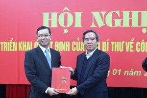 Trưởng Ban Kinh tế Trung ương Nguyễn Văn Bình trao quyết định cho ông Ngô Văn Tuấn. Ảnh VGP/Huy Thắng