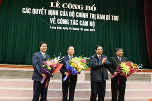 Đồng chí Phạm Minh Chính, Ủy viên Bộ Chính trị, Bí thư Trung ương Đảng, Trưởng Ban Tổ chức Trung ương đã trao quyết định các đồng chí nguyên lãnh đạo tỉnh Lạng Sơn. Ảnh Langson.gov.vn