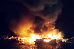 Đám cháy nằm trên cồn nên cảnh sát cứu hỏa không thể tiếp cận dập lửa. Ảnh: Xuân Ngọc