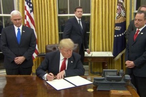 Trump sợ thiếu bút khi ký các văn bản đầu tiên