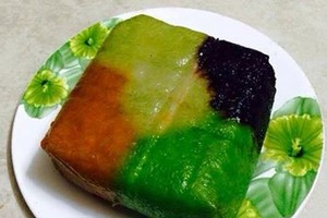 Làm một chiếc bánh chưng ngũ sắc cũng cầu kỳ hơn tất thảy. Gạo nếp được ngâm trong nước tạo màu tự nhiên từ 2-3 tiếng rồi đồ chín. Phần màu xanh của gạo có từ nước lá riềng xay, màu vàng của nghệ tươi, màu đỏ của gấc, và màu tím của nước lá cẩm. Tương ứng với 5 màu, bánh chưng ngũ sắc tạo nên 5 mùi vị khác nhau mà vẫn giữ nguyên hương vị mềm dẻo của gạo nếp.