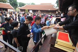 Sờ đầu rùa, rải tiền lẻ cầu may ở Văn Miếu - Quốc Tử Giám