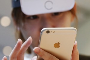 iPhone vẫn đang là con gà đẻ trứng vàng của Apple. Ảnh: Reuters