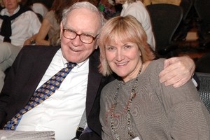 Warren Buffett và Susan Alice Buffett trong một sự kiện. Ảnh: Alchetron