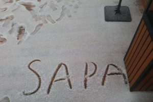 Ngỡ Sa Pa có tuyết, du khách đứng ngồi không yên