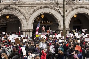 Đám đông người biểu tình tụ tập trước cửa khách sạn quốc tế Trump tại Washington hồi tháng trước (Nguồn: Zach Gibson/Getty Images)