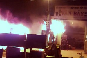 Ngọn lửa nhanh chóng lan nhanh thiêu rụi nhiều tài sản có giá trị. Ảnh: Trần Hiếu