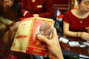 Những người dân đầu tiên sở hữu vàng ngày Thần Tài sau khi xếp hàng từ sáng sớm.