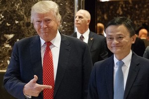 Ông Donald Trump và Jack Ma trong cuộc gặp tháng trước tại Mỹ. Ảnh: AP.