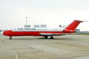 Máy bay Air Dream bị bỏ ở sân bay Nội Bài. Ảnh: Xuân Hoa
