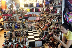 Nhiều hộ kinh doanh nhỏ sẽ không thể đứng tên vay vốn ngân hàng nếu không chuyển đổi thành doanh nghiệp. Ảnh minh họa: Hồng Châu.