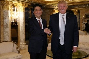 Ông Abe và ông Trump gặp nhau tại Trump Tower năm ngoái. Ảnh: AP