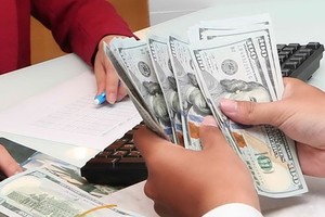 Sáng 13/2, giá vàng tiếp tục giảm sâu, tỷ giá USD bật tăng