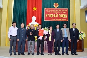 Lãnh đạo HĐND tỉnh Kon Tum chúc mừng ông Lê Ngọc Tuấn. Ảnh: VGP/Dương Nương