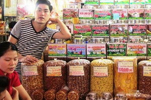 Các tiểu thương lo lắng khó vay vốn ngân hàng hơn trước. Ảnh minh họa.