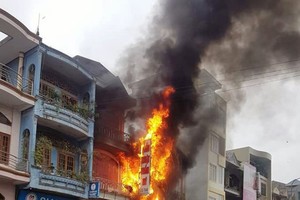 Lửa bốc cháy dữ dội tại cơ sở thẩm mỹ viện trên đường Nguyễn Đức Cảnh vào chiều 21-2 - Ảnh: CTV