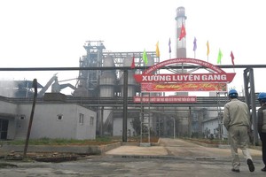 Nhà máy gang thép Lào Cai vẫn đang hoạt động nhưng lỗ hơn 1.000 tỷ. Ảnh: L.Bằng