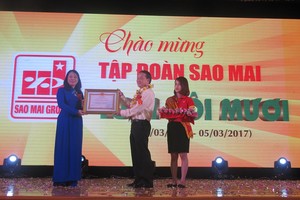 Bà Võ Thị Ánh Xuân – Bí thư Tỉnh ủy An Giang trao Huân chương Lao động hạng Ba cho ông Lê Thanh Thuấn – Chủ tịch HĐQT Tập đoàn Sao Mai.