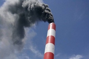 Sau tiếng nổ, khói đen cuồn cuộn phụt lên từ ống khói nhà máy. CTV