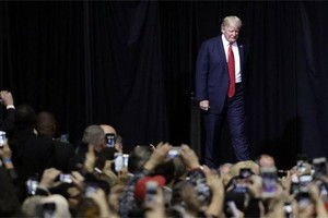 Tổng thống Donald Trump bước lên sân khấu để phát biểu tại cuộc mít-tinh đêm 15/3 ở Nashville, bang Tennessee. (Ảnh: AP)