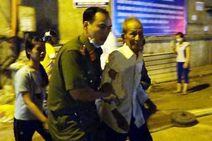 Người già được cảnh sát sơ tán qua trường tiểu học để tránh hỏa hoạn. Ảnh: Cửu Long.