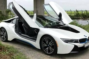 BMW i8 2015 rao bán ở mức gần 4,3 tỷ.