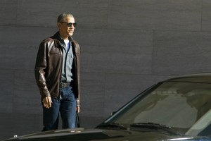 Obama rời Phòng trưng bày Nghệ thuật Quốc gia ngày 5/3. Ảnh: AP
