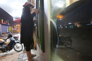 Bà bầu bám bục vỉa hè rút tiền ATM