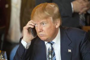 Hình ảnh ông Trump sử dụng chiếc điện thoại trước.