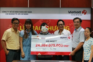 Buổi lễ trao thưởng cho chị Thư diễn ra sáng 31/3. Ảnh: Vietlott