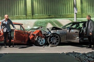 Một cảnh đối đầu giữa 2 nhân vật chính trong "Furious 7" với 2 chiếc xe bị phá hủy khi đấu đầu ở tốc độ cao. Ảnh: Universal Pictures.