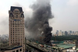 Hà Nội: Cháy lớn trên đường Phạm Hùng, khói bốc cao hàng trăm mét