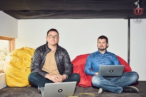 Đồng sáng lập IFixit Kyle Wiens (trái) và Luke Soules  (phải). Ảnh: Inc.