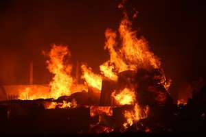 Lửa thiêu rụi kho chứa hàng của công ty thủ công mỹ nghệ. Ảnh: Lam Sơn.