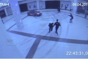 Tài xế lái Ferrari quậy tung trung tâm mua sắm