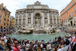 Theo truyền thống, những du khách đến thăm đài phun nước Trevi sẽ đứng quay lưng lại và dùng tay phải ném một đồng xu qua vai trái nếu ước quay trở lại Rome vào một ngày nào đó