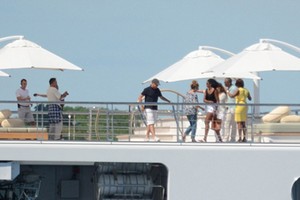 Ông bà Obama chụp ảnh trên du thuyền. Ảnh: Visual Press Agency