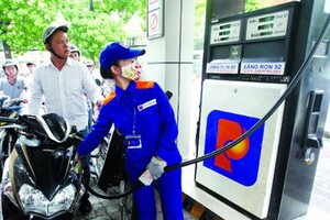 Cho xả quỹ bình ổn, giá xăng dầu đồng loạt tăng 350 đồng/lít