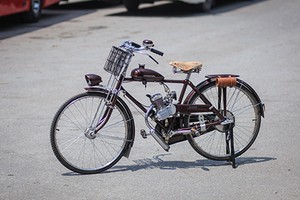 Chiếc xe sử dụng nhiên liệu xăng pha dầu.