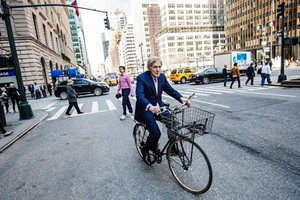 Wilmer đạp chiếc xe với đôi lốp cọc cạch đi làm. Ảnh: WSJ
