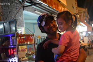 Anh bán rau câu với tinh thần 'tuy khổ nhưng luôn mỉm cười'