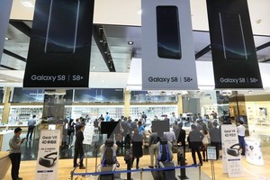 Điện thoại Galaxy S8 và S8 Plus trưng bày tại trụ sở của Samsung ở Seoul ngày 19/4. (Nguồn: EPA/TTXVN)