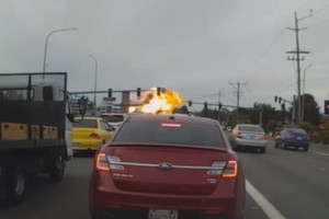 Máy bay lao sượt cột điện, bốc cháy trên đường ở Mỹ