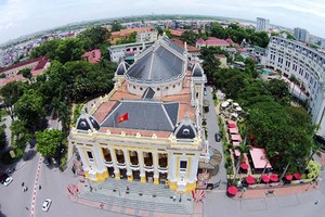 Nhà hát lớn Hà Nội nằm ngay đầu phố Tràng Tiền, cách không xa hồ Hoàn Kiếm và bảo tàng Lịch sử Việt Nam. Ảnh: Giang Huy.